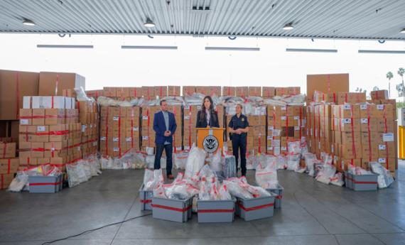 美国国土安全部长在“警笛和抗议声中”发表讲话