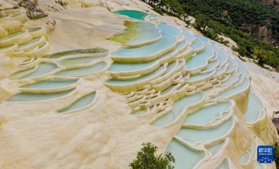 云南香格里拉：白水台秀美如画