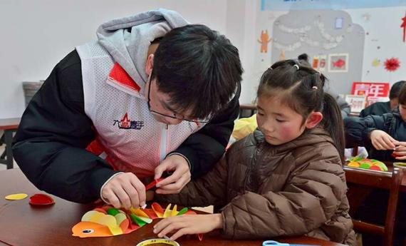 “宝藏”志愿者让寒托班的孩子们收获“年年有余”