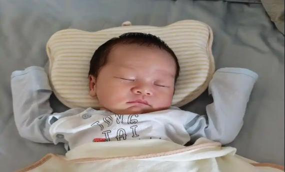 宝宝睡着时为何喜欢“举手投降”？两点原因快来看！