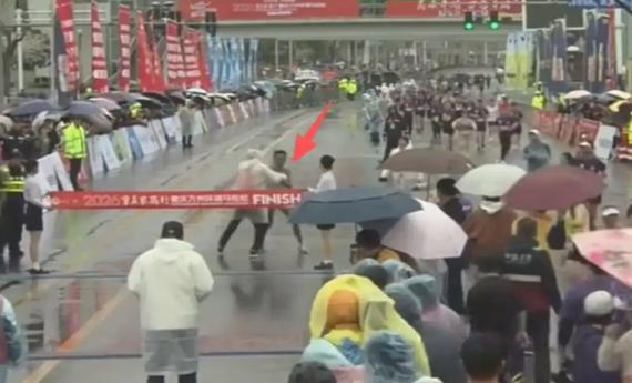 马拉松冠军冲刺时被强行带离赛道