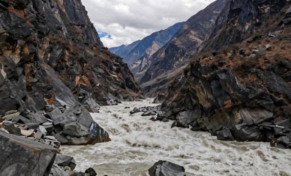 虎跳峡“发疯石”落水遗体打捞失败,家属无奈放弃,极限水域救援为何这么难?