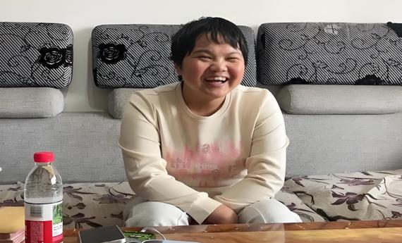 地铁吐血女孩账户被封!爱心捐款遭遇银行冻结,胡心瑶:只能跟朋友借钱治病