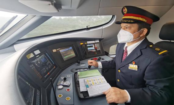 火车有方向盘吗？答案出乎意料：火车根本不需要方向盘