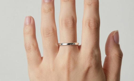 戒指戴在食指中指无名指各代表什么？左右手含义完全不同，别再戴错了