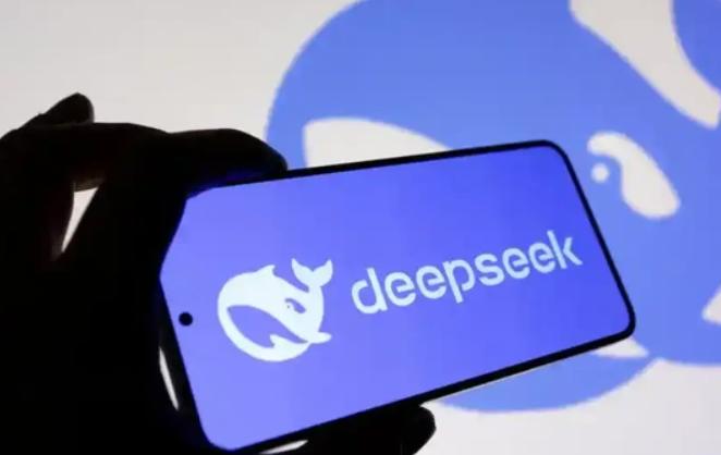 从不融资的DeepSeek终于松口了！目标估值超100亿美元，人才流失和算力压力让梁文锋妥协