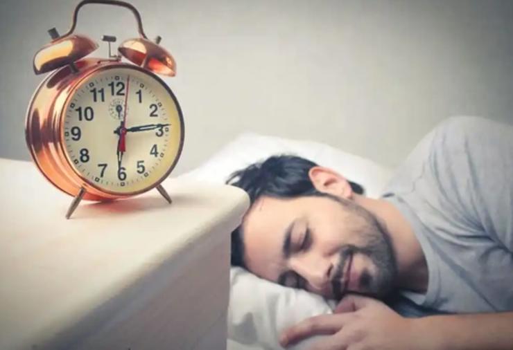 半夜醒来千万别看时间！医生警告：这个习惯正在悄悄毁掉你的睡眠